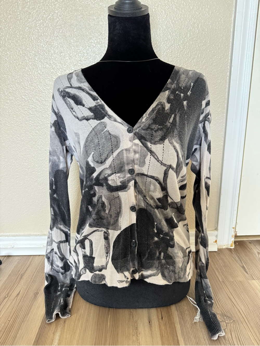 Simply Vera Vera Wang Cream Cardigan with Black Brushstroke Detail